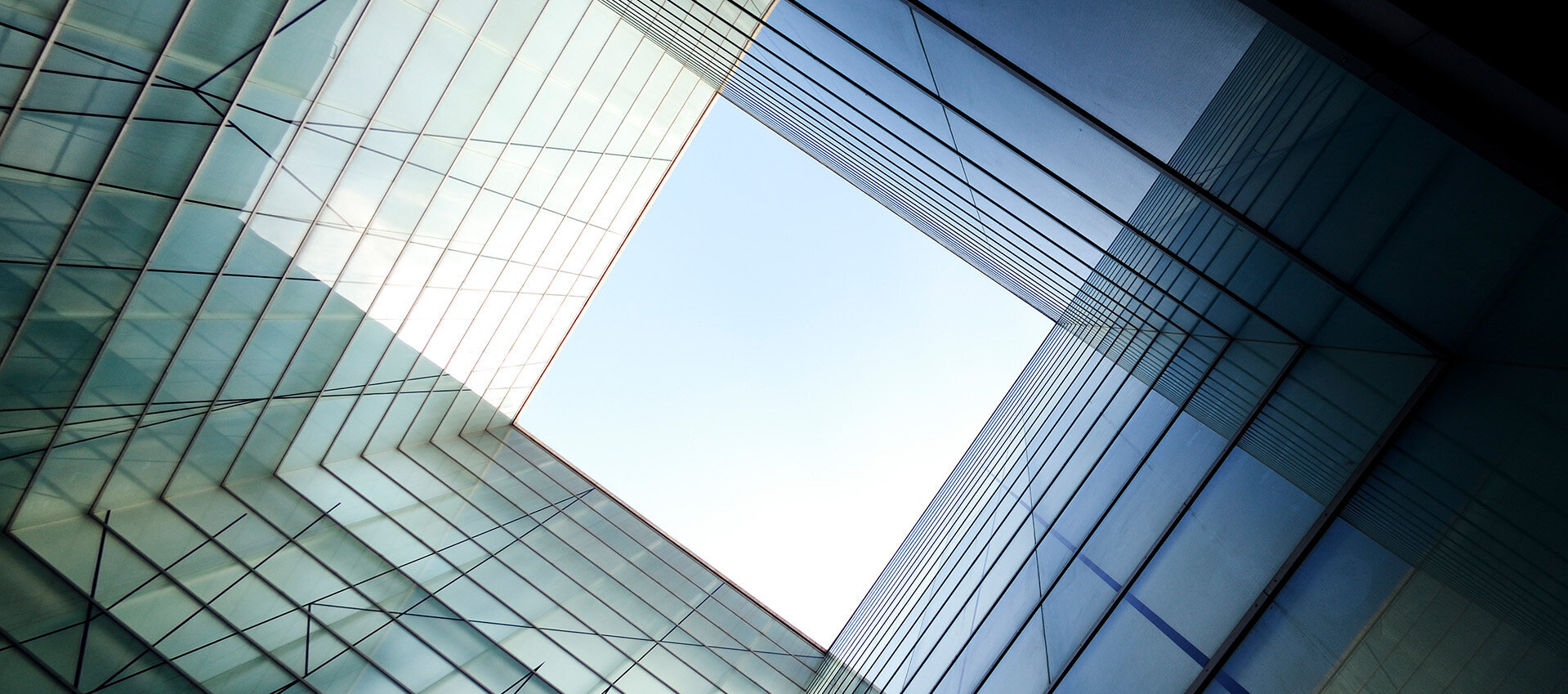 Innenhof aus Glas von unten