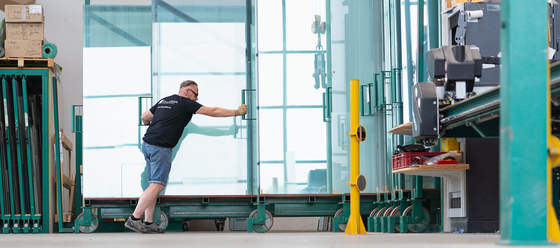 Mitarbeiter schiebt Glaselemente