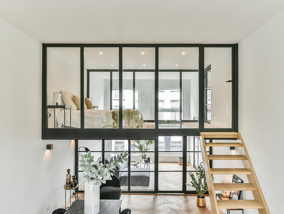 Innenraum mit vielen Glaselementen