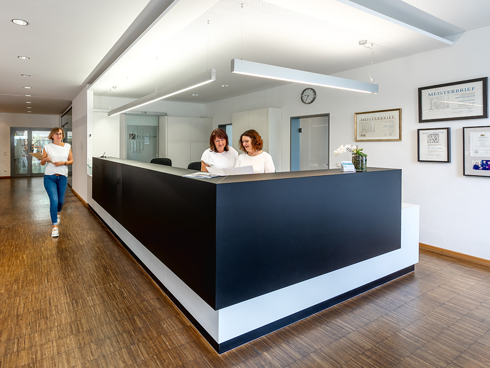 Mitarbeiterinnen des kaufmännischen Büros am Empfang