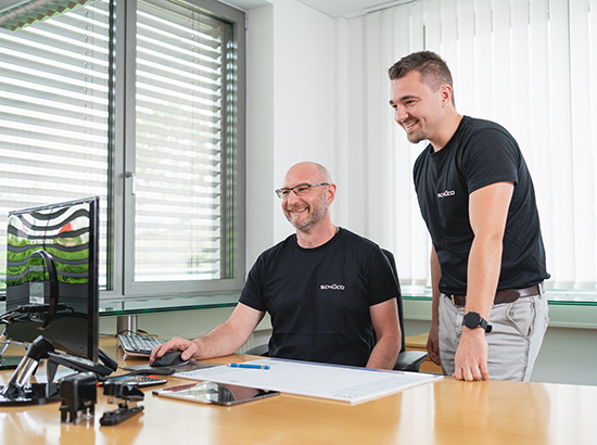 Zwei Mitarbeiter des technischen Büros bei der Planung