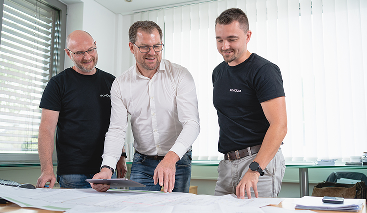 Mitarbeiter beraten über Plänen