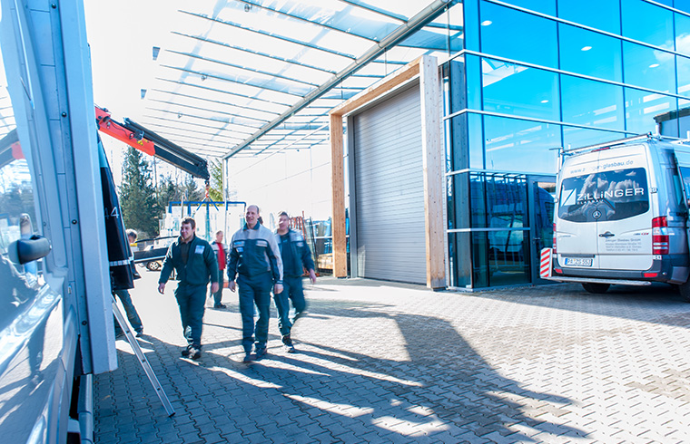 Team auf dem Weg zum Auto