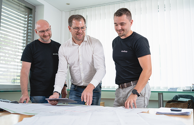 3 köpfiges Team berät über Plänen