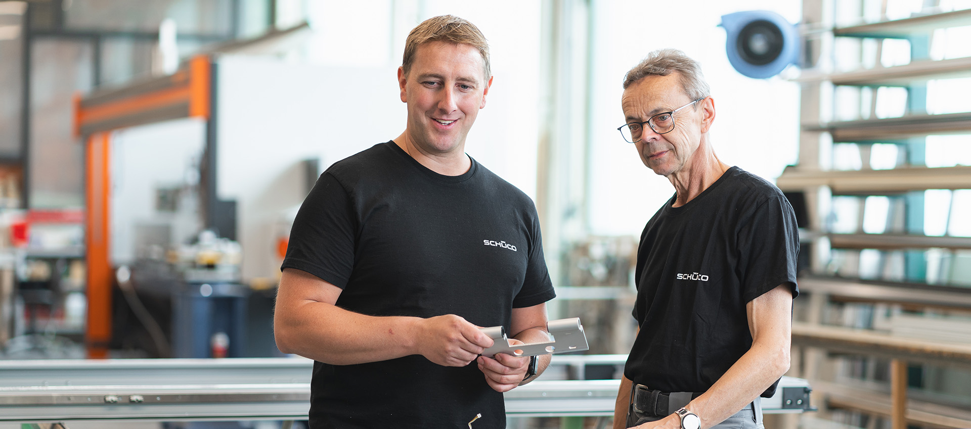 Zwei Mitarbeiter bei der Arbeit