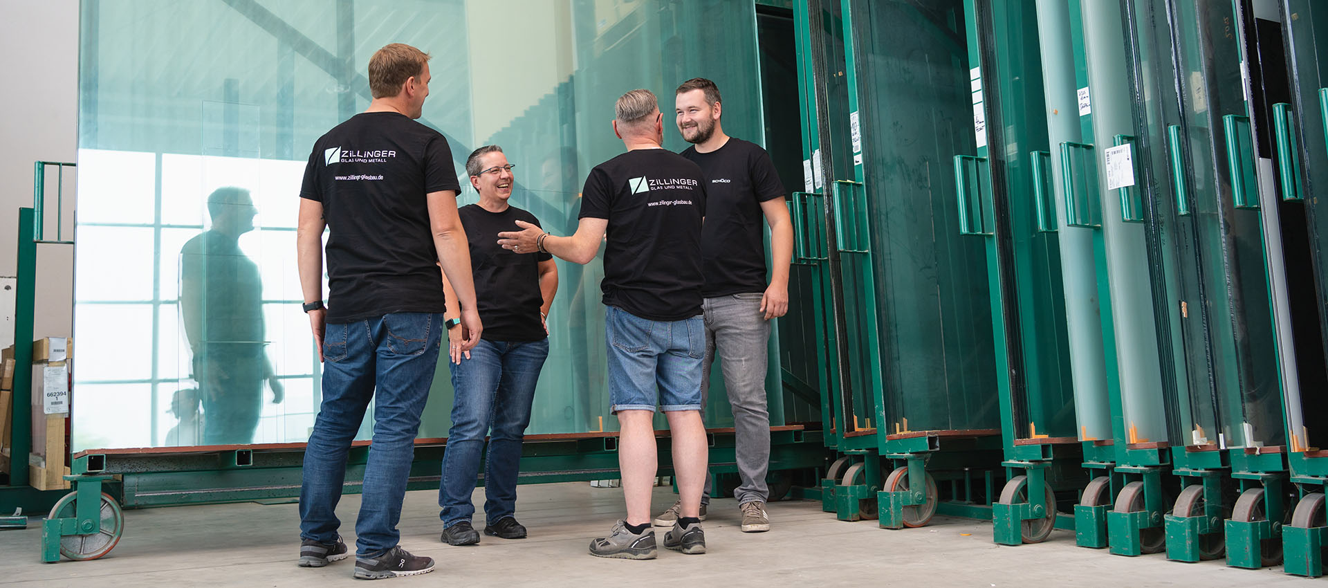 Einige Mitarbeiter unterhalten sich